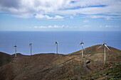 Windkraftanlage am Hang, in der Nähe von Villa de Valverde, El Hierro, Kanarische Inseln, Spanien, Europa