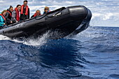 Passagiere genießen einen Ausflug mit Zodiac Schlauchboot, in der Nähe von Puerto de la Estaca, El Hierro, Kanarische Inseln, Spanien, Europa