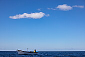 Fischer in einem kleinen Fischerboot, in der Nähe von San Sebastián de La Gomera, La Gomera, Kanarische Inseln, Spanien, Europa