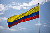 Kolumbianische Flagge weht über dem Kloster Convento de la Popa, Cartagena, Bolívar, Kolumbien, Südamerika