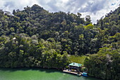 Luftaufnahme von Restaurant in der Bucht von Ensenada Verde mit Regenwald, in der Nähe von Santo Tomás de Castilla, Izabal, Guatemala, Mittelamerika