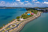 Luftaufnahme, Biomuseo-Museum, Naturgeschichte Panamas, Frank Gehry, Skyline der Stadt dahinter, Panama City, Panama, Panama, Mittelamerika