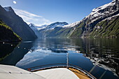 Bug von Expeditionskreuzfahrtschiff World Voyager (nicko cruises) mit Spiegelung der Berge im Sunnylvsfjorden, in der Nähe von Stranda, Møre og Romsdal, Norwegen, Europa