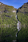 Wasserfall im Geirangerfjord, Geiranger, Møre og Romsdal, Norwegen, Europa