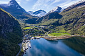 Luftaufnahme vom Pierbereich und Dorf Geiranger, Geirangerfjord, Møre og Romsdal, Norwegen, Europa
