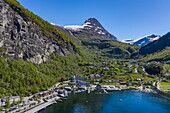Luftaufnahme vom Pierbereich und Dorf Geiranger, Geiranger, Møre og Romsdal, Norwegen, Europa