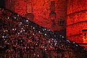 Zuschauer auf der Tribüne in der Edinburgh Castle Esplanade, Edinburgh, Schottland, Großbritannien, Europa