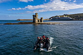 Luftaufnahme von Ausflug mit Zodiac Schlauchboot, Tower of Refuge auf der St. Mary's Isle in Douglas Bay, Douglas, Isle of man, Britischer Kronbesitz, Europa