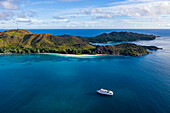 Luftaufnahme von Boutique-Kreuzfahrtschiff M/Y Pegasos (Variety Cruises), Insel Curieuse, Seychellen, Indischer Ozean
