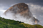 Gespenstische Stimmung nach einem Sommergewitter in den Dolomiten, Südtirol, Italien.