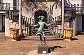 Die Statue Springendes Mädchen von James Butler vor dem Monte Palace Hotel im Tropischen Garten Monte Palace in Funchal, Insel Madeira, Portugal