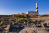 Blick auf die mondähnlichen Schiefer-Gesteine und den Leuchtturm am Cap de Favàritx, Insel Menorca, Balearen, Spanien