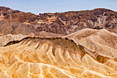 Blick vom Blick am Zabriskie Point auf die farbigen Felsen im Death Valley, Kalifornien, USA