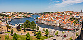 Atemberaubender Ausblick auf den Fluss Douro und das Ufer der Altstadt von Porto vom Kloser Serra do Pilar, Porto, Portugal