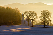 Morning mood at the Hubkapelle in winter, Penzberg, Upper Bavaria, Germany, Europe