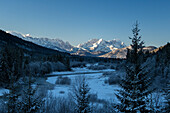 Isar zwischen Wallgau und Vorderriß im Winter, Karwendel, Alpen, Oberbayern, Deutschland