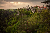 Blick vom Ritterfelsen auf die Burg von Hohnstein, Hohnstein, Landstadt in Sachsen, Landkreis Sächsische Schweiz-Osterzgebirge, Sachsen, Deutschland, Europa