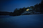 Winterliche Bocksteinhöhle bei Nacht, UNESCO Welterbe 'Höhlen und Eiszeitkunst der Schwäbischen Alb', Lonetal, Schwäbische Alb, Baden-Württemberg, Deutschland