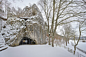 Winterliche Höhle 'Hohler Fels', UNESCO Welterbe 'Höhlen und Eiszeitkunst der Schwäbischen Alb', Lonetal, Schwäbische Alb, Baden-Württemberg, Deutschland