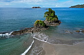 Luftaufnahme von Strand und Insel im Nationalpark Manuel Antonio, in der Nähe von Quepos, Puntarenas, Costa Rica, Mittelamerika