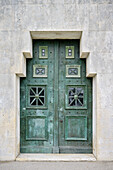 Architektonisch interessante Tür an Befreiungshalle bei Kelheim, Niederbayern, Bayern, Deutschland
