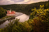 Blick über Donau zum Kloster Weltenburg, bei Kelheim, Niederbayern, Bayern, Deutschland