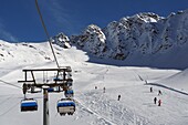 Skifahrer im Skigebiet Sulden unter dem Ortler, Südtirol, Trentino, Italien