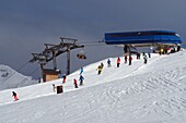 Skifahrer im Skigebiet Nauders am Reschenpass, Nauders, Tirol, Österreich
