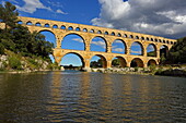 Römisches Aquädukt Pont du Gard über den Fluss Gardon, Vers-Pont-du-Gard, bei Nimes, Gard, Okzitanien, Frankreich