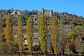 Blick auf Lussan, eines der schönsten Dörfer Frankreichs, Gard, Okzitanien, Frankreich