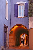 Street scene in the old town of L'Isle-sur-la-Sorgue, Vaucluse, Provence-Alpes-Côte d'Azur, France