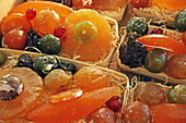Kandierte Früchte in der Patisserie La Maison Jouvaud, Carpentras, Vaucluse, Provence-Alpes-Côte d'Azur, Frankreich