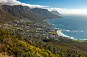 Twelve Apostles Mountain Range und Camps Bay in Kapstadt, Westkap, Südafrika  