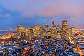Die Skyline von San Francisco in der Abenddämmerung,  Kalifornien, Vereinigte Staaten von Amerika, USA