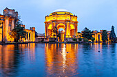 Der beleuchtete Palace of Fine Arts im Marina District in San Francisco bei Nacht, Kalifornien, Vereinigte Staaten von Amerika, USA