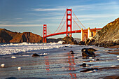 Die Golden Gate Brücke und der Strand Marshall Beach in San Francisco, Kalifornien, Vereinigte Staaten von Amerika, USA