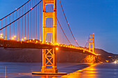 die beleuchtete Golden Gate Brücke in San Francisco in der Abenddämmerung, Kalifornien, Vereinigte Staaten von Amerika, USA