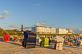 Strandkörbe am Strand, Neuer Leuchtturm und Häuser, Insel Borkum, Niedersachsen, Deutschland