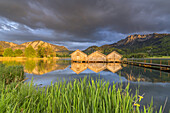 Boat huts on the Kochelsee in front of Jochberg (1,565 m) and Herzogstand (1,731 m), Schlehdorf, Upper Bavaria, Bavaria, Germany