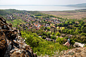 Blick von der Burgruine Szigliget auf das Dorf und den Plattensee, Landkreis Veszprém, Ungarn