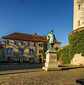 Innenhof der Sparrenburg mit Denkmal des Großen Kurfürsten und Bergfried, Bielefeld, Teutoburger Wald, Nordrhein-Westfalen; Deutschland