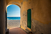 Gelbes Haus am Strand, Varigotti, Finale Ligure, Riviera di Ponente, Ligurien, Italien