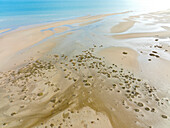 Abstrakter Strandabschnitt nahe der Salzwiesen der Bucht Baie des Veys aus der Luft, Normandie, Frankreich