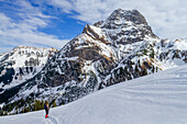 Schneeschuhwanderer beim Aufstieg zum Gamsfuß mit Großem Widderstein, Kleinwalsertal, Allgäu, Vorarlberg, Österreich