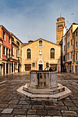 Ein alter Brunnen auf der Piazza San Tomà. Venedig, Venetien, Italien