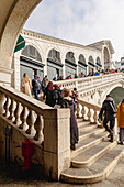 Tourists on Rialto's bridge. Venice, Veneto, Italia