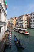 Gondeln und Fähre mit Touristen in Rio del Vin. Venedig, Venetien, Italien