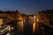 Canal Grande bei Nacht. Venedig, Venetien, Italien