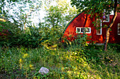 Kleines gewölbtes Häuschen mit roter Fassade in Kopenhagen, Dänemark