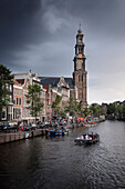 Blick über Gracht hin zur Kirche Westerkerk neben dem Anne Frank Haus, Amsterdam, Provinz Noord-Holland, Niederlande, Europa